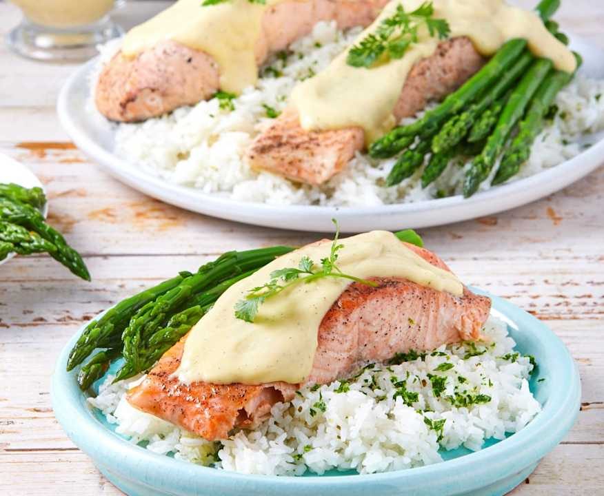 Salmone con salsa olandese al limone, asparagi e riso Protein