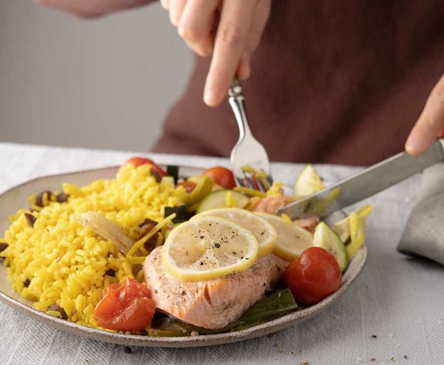Salmone e verdure al cartoccio con riso giallo Protein