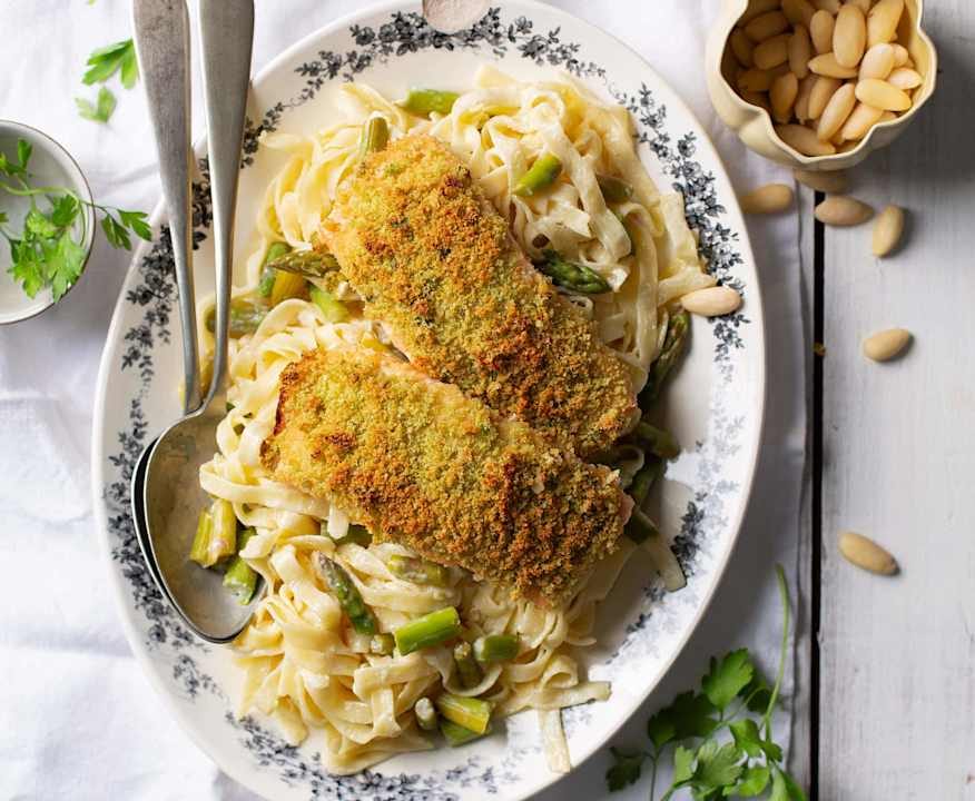 Salmone in crosta di mandorle con tagliatelle agli asparagi Low Carb