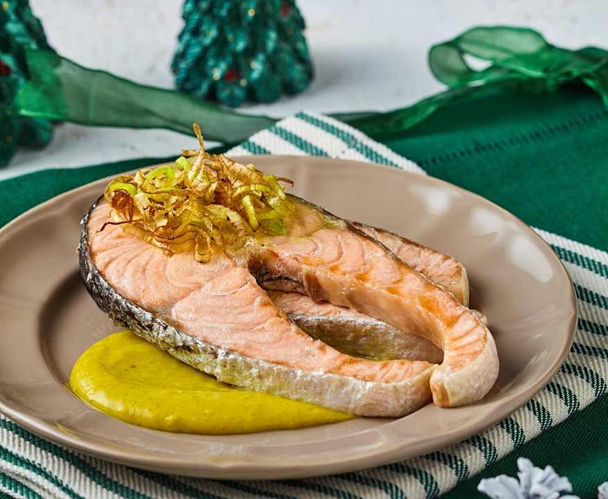 Salmone in salsa al curry con anelli di porro croccante Low Carb
