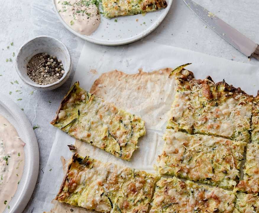 Schiacciata di zucchine con salsa allo yogurt Low Carb