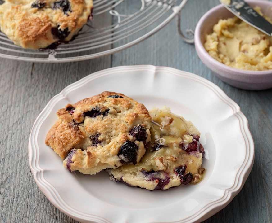 Scones ai mirtilli con burro di noci e miele Protein