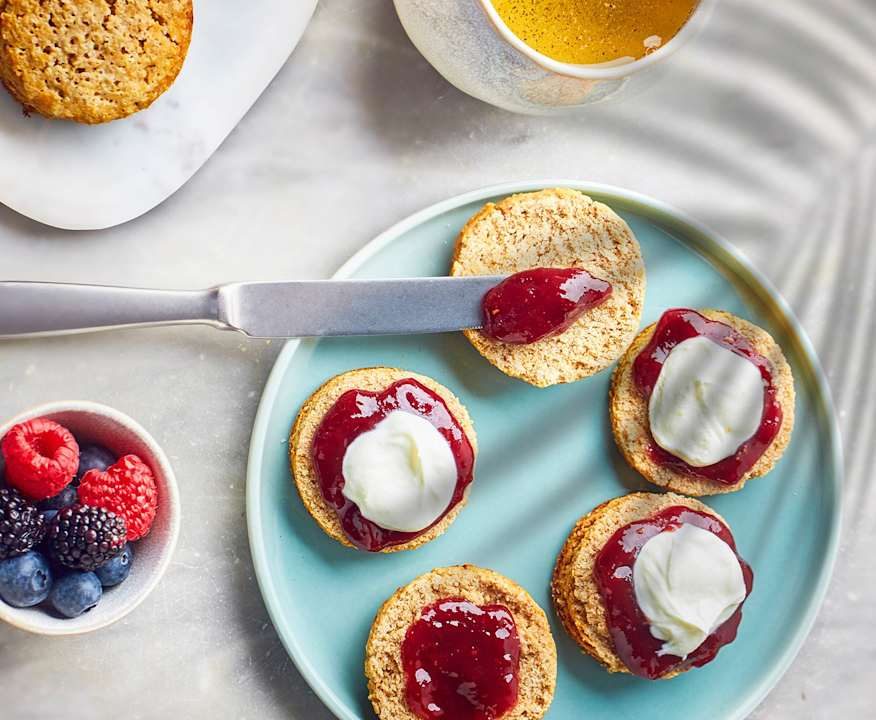 Scones al farro e crema allo yogurt greco con frutti di bosco Low Carb