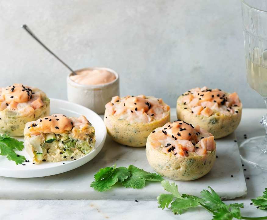 Semisfere di frittata con salmone affumicato e verdure