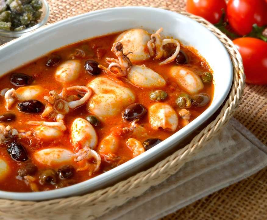 Seppie e calamari in guazzetto di capperi e olive Protein