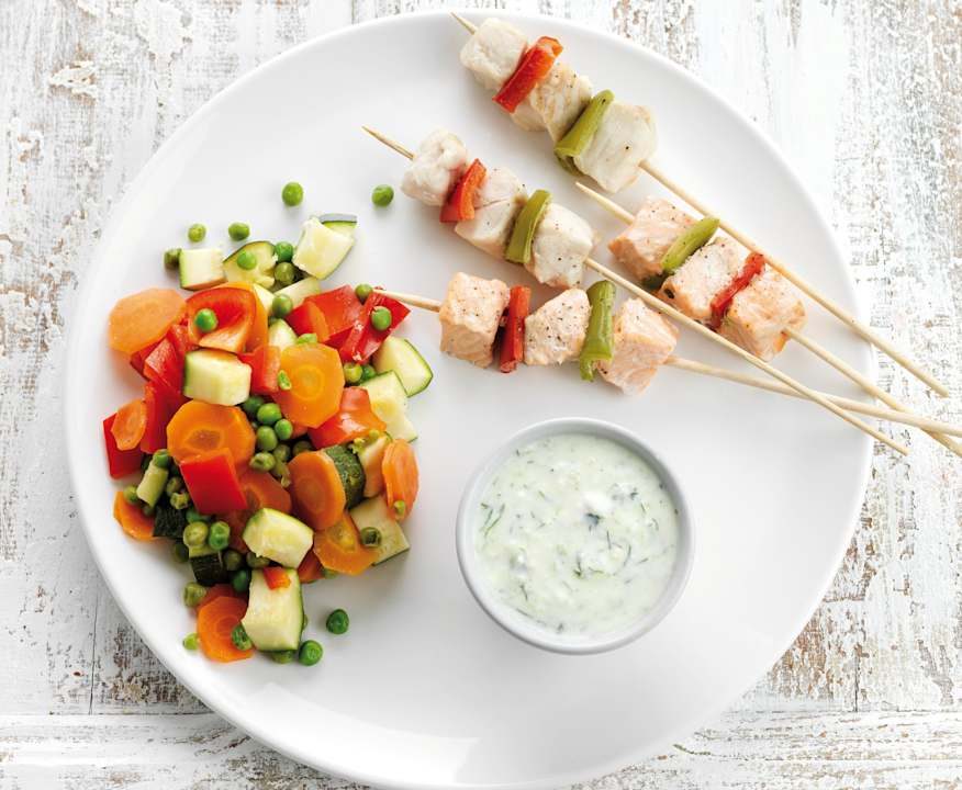 Spiedini di pesce con verdure al vapore e salsa ai cetrioli Low Fat