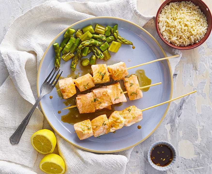 Spiedini di salmone, riso basmati e insalata di asparagi Low Fat