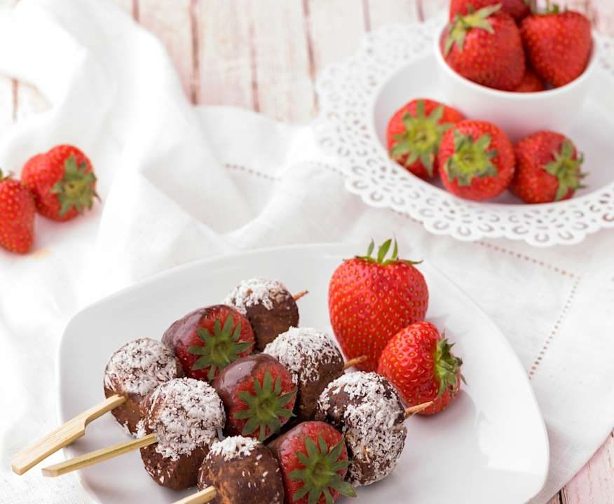 Spiedini di tartufini di cioccolato e fragole Protein