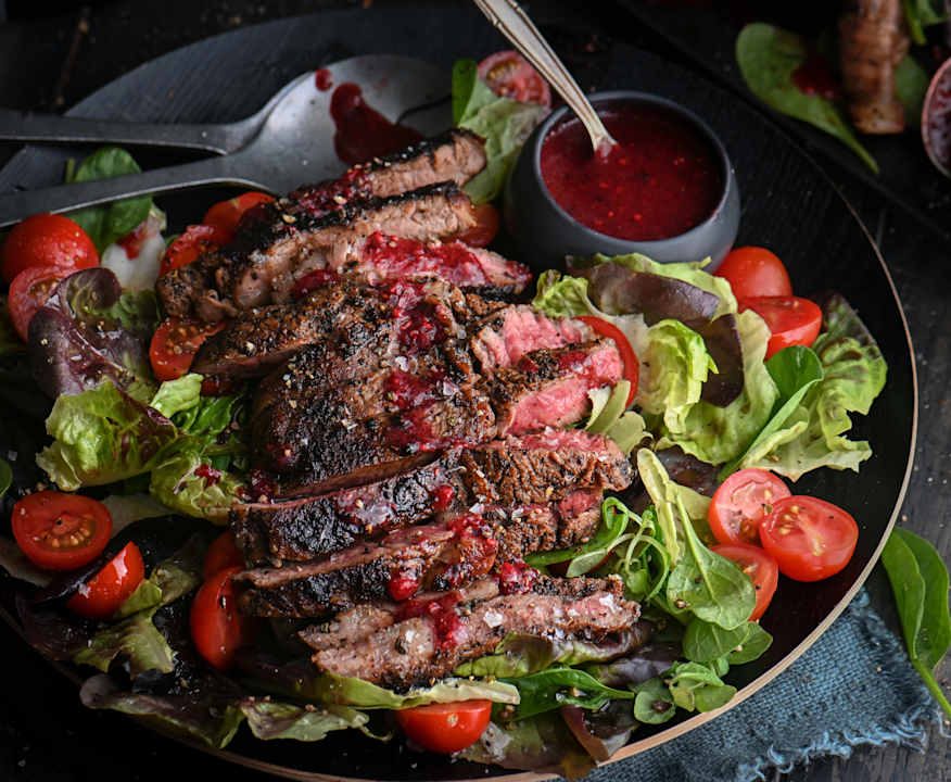 Tagliata di manzo marinata al caffè e salsa ai frutti rossi Low Carb