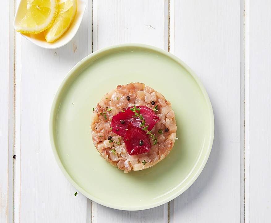 Tartare di palamita con cipolle caramellate, miele e succo di limone Low Carb