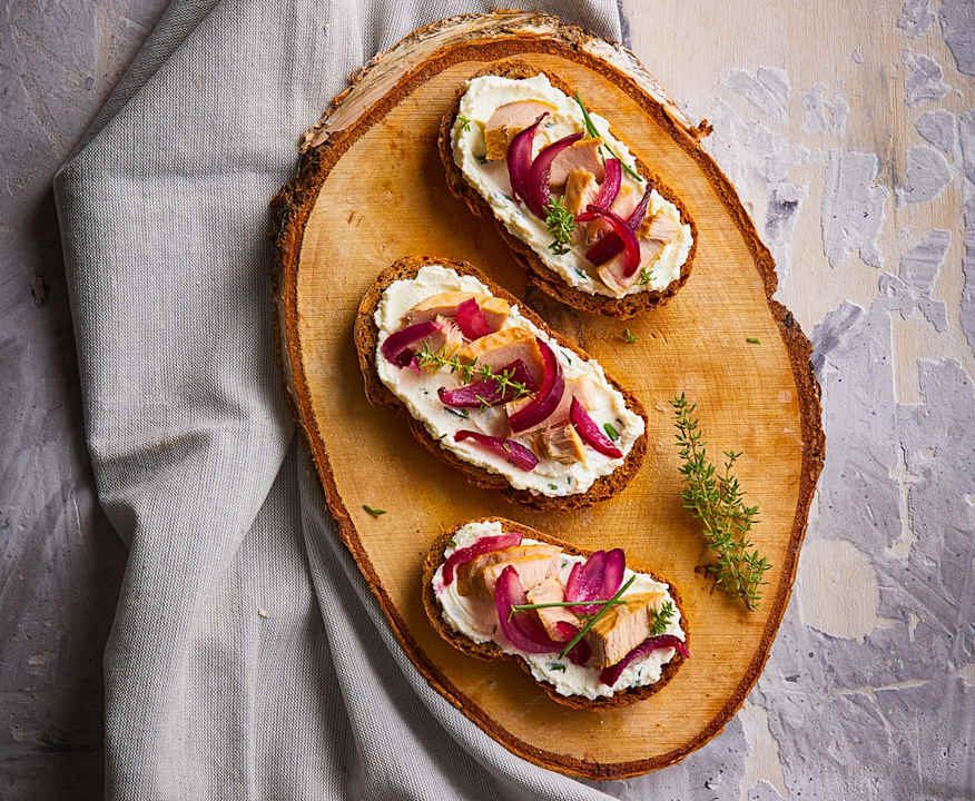 Tartine con tonno sottovuoto, cipolle in agrodolce e crema di formaggio Low Carb