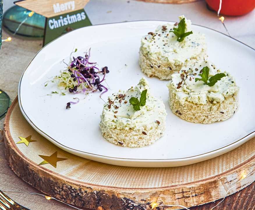 Tartine di pane con i semi e mousse al formaggio Protein