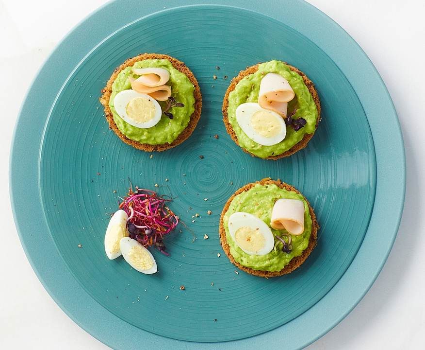Tartine di pane nero con avocado e tacchino Protein