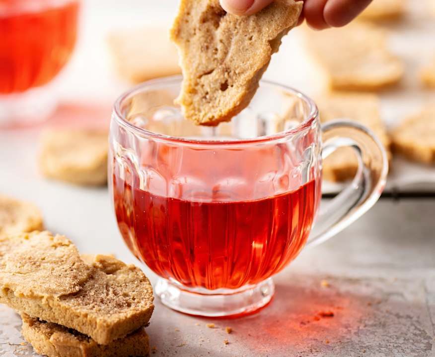 Tè alle erbe e biscotti alla cannella Protein