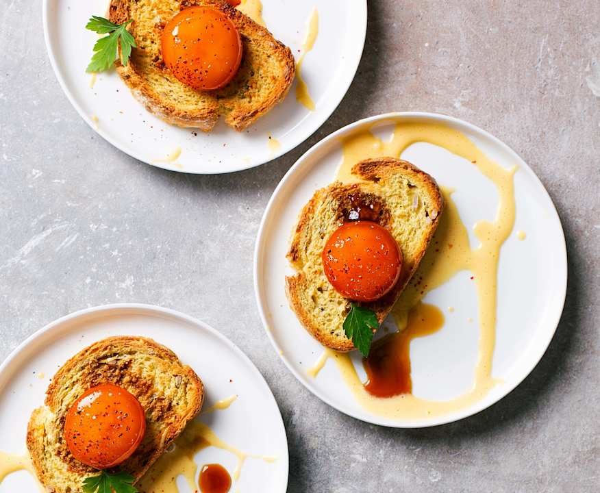 Toast con tuorlo marinato e salsa olandese Protein