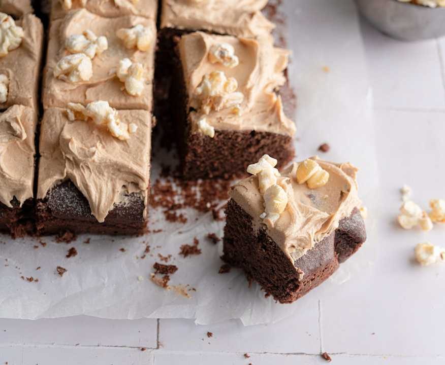 Torta al cioccolato con popcorn e glassa al burro di arachidi Low Fat
