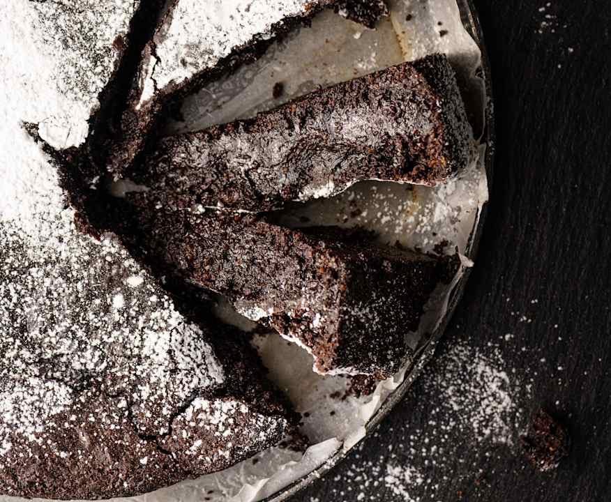 Torta al cioccolato fondente, clementine e nocciole Low Carb