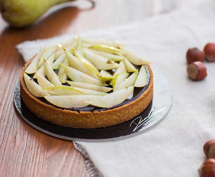 Torta alle nocciole con caramello salato e pere di Damiano Carrara Low Carb