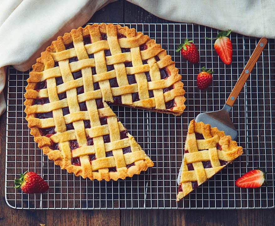 Torta allo yogurt leggera con confettura alle fragole