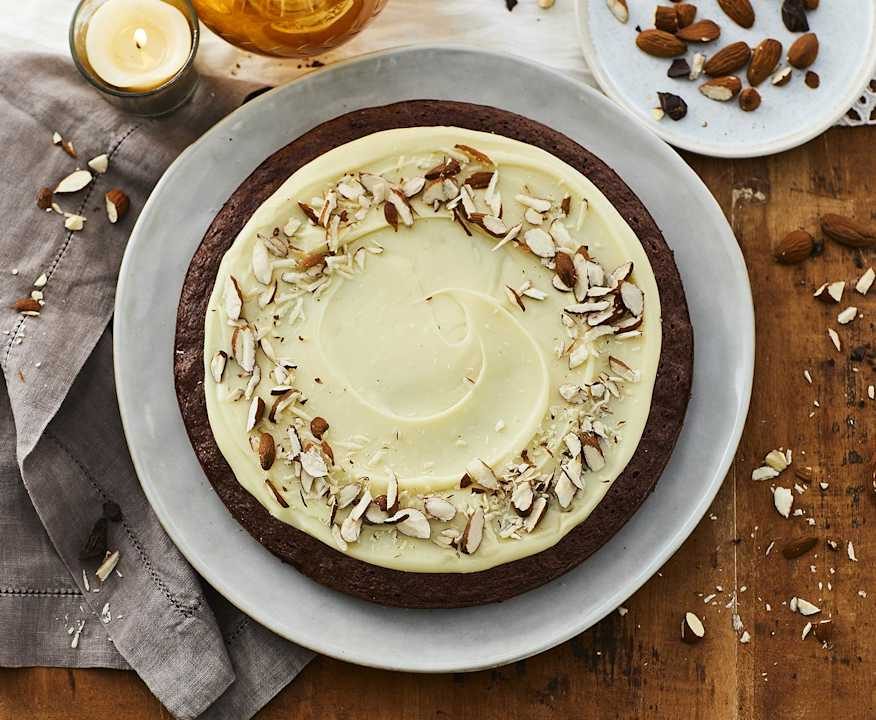 Torta cioccolato e mandorle con ganache al cioccolato bianco Protein