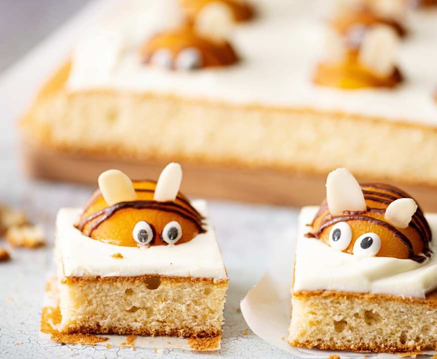 Torta con frosting al formaggio e albicocche decorate Low Carb