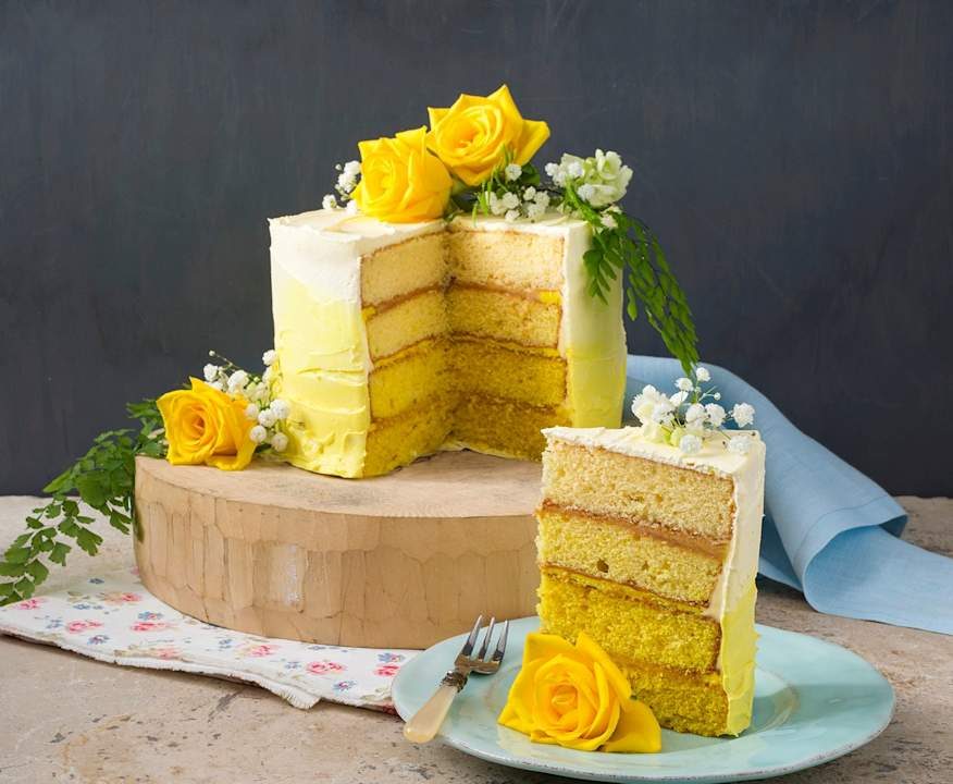 Torta multistrato al limone e fiori di sambuco