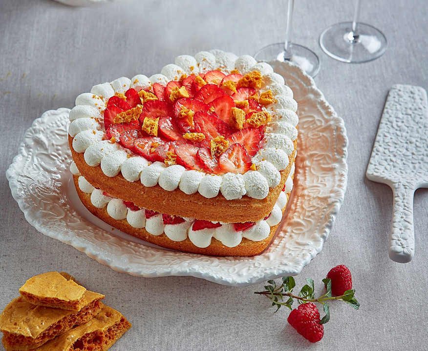 Torta multistrato alle fragole con croccante a nido d'ape Protein