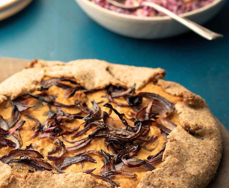 Torta salata zucca e cipolle con coleslaw autunnale Protein