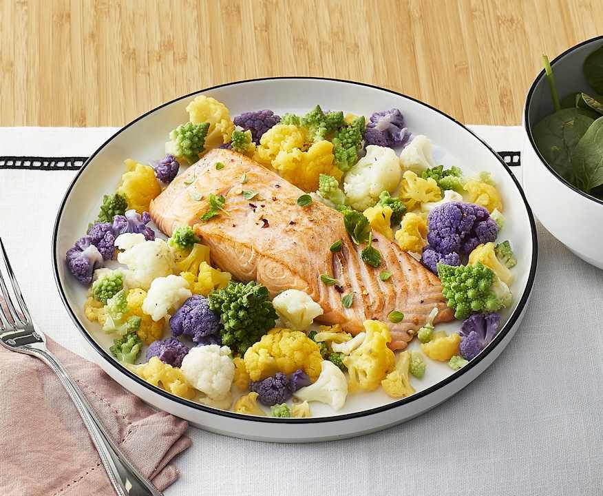 Tranci di salmone con cavoli colorati e pinoli Protein