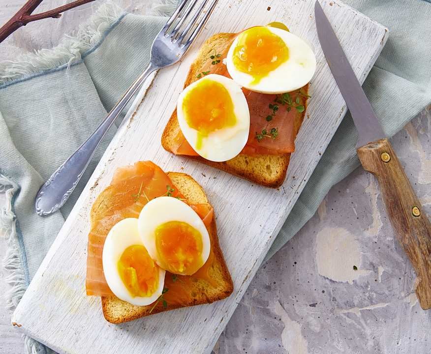 Uova barzotte su pan brioche con salmone affumicato