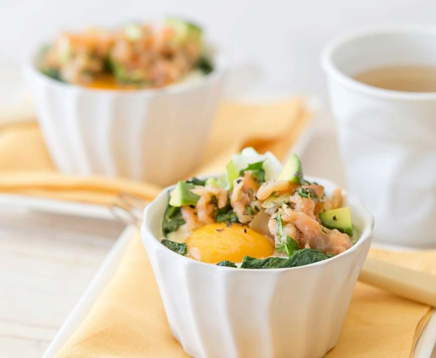 Uova in camicia con salmone affumicato e avocado