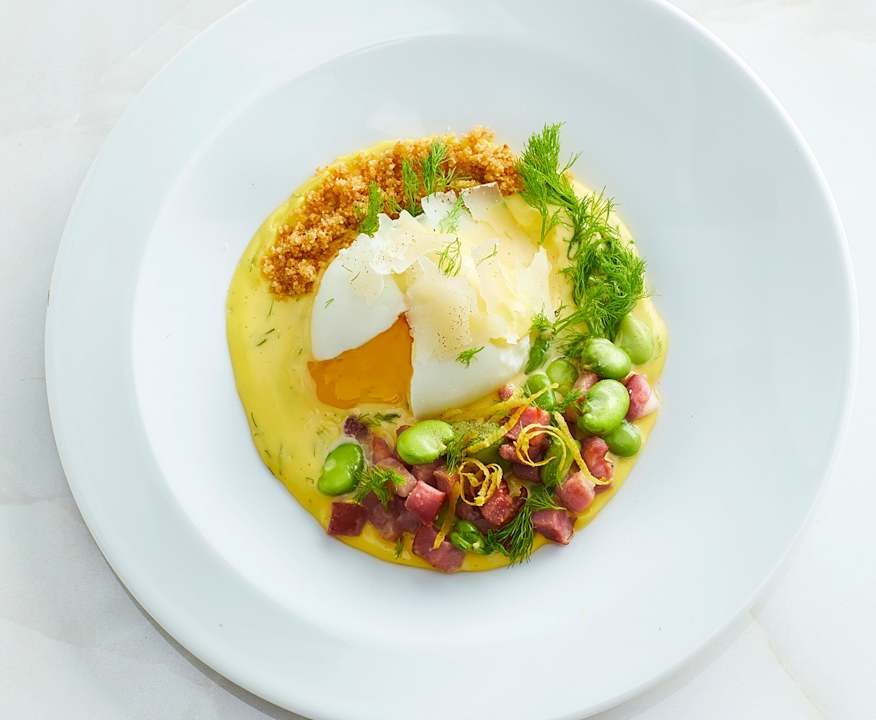 Uovo barzotto con salsa bernese al finocchietto, fave, pancetta e pane croccante all’aglio (di Chef in Camicia)