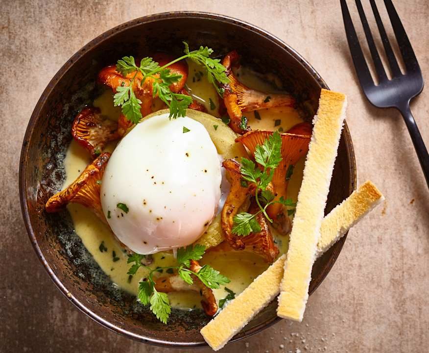 Uovo pochè con carciofi, funghi e salsa alla panna