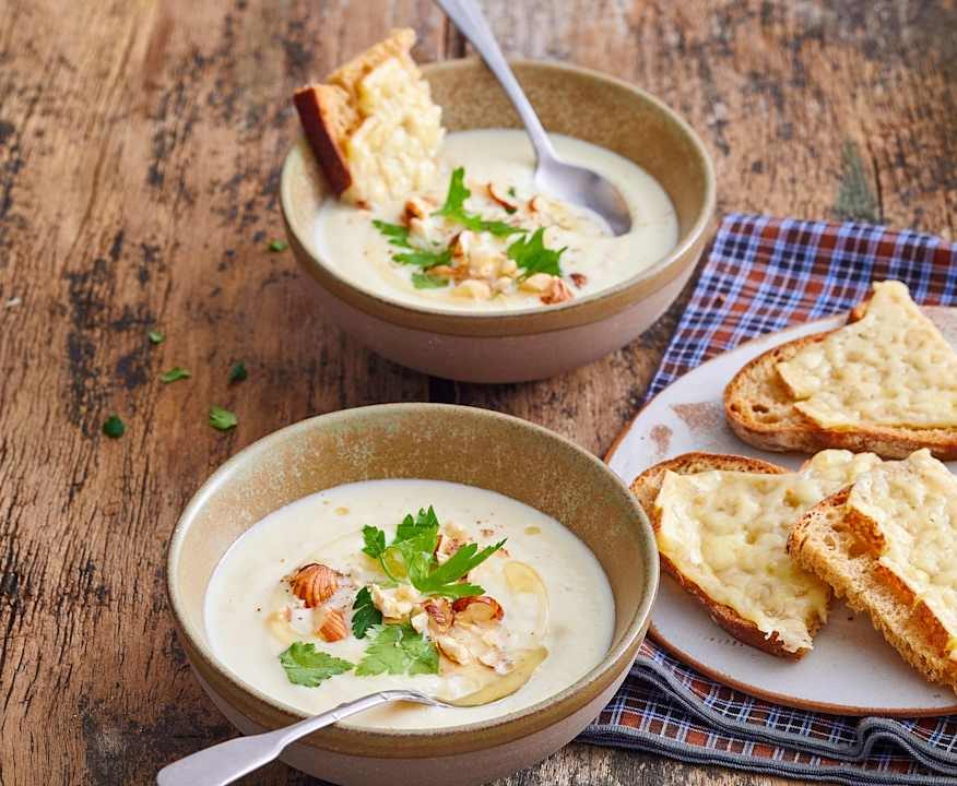 Vellutata di cavolfiore e nocciole con crostini all'Emmental