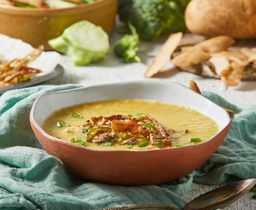 Vellutata di gambi di broccoli e bucce di patate croccanti Low Carb