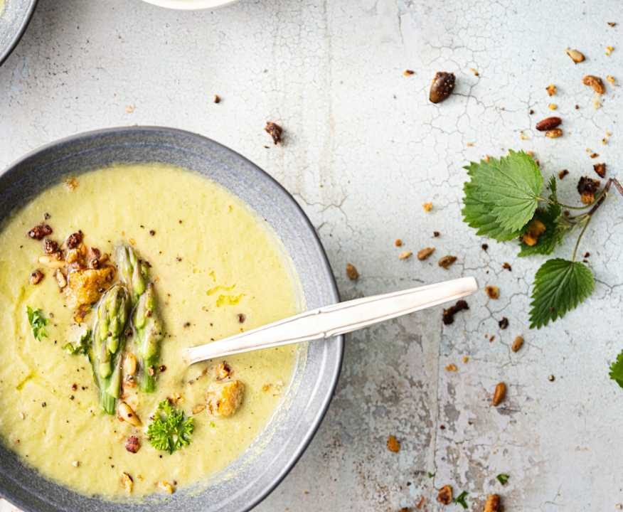 Vellutata di verdure e ortiche con granola aromatica Protein