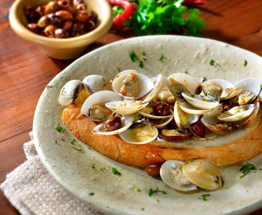 Vongole veraci su crostoni di pane Low Fat