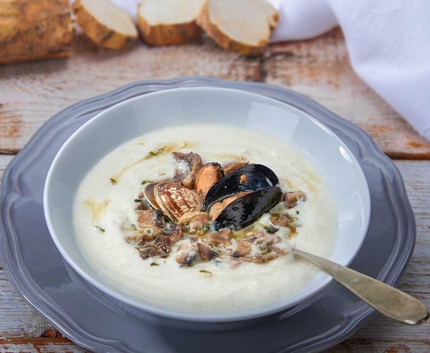 Zuppa bianca di frutti di mare al rafano e funghi Low Carb