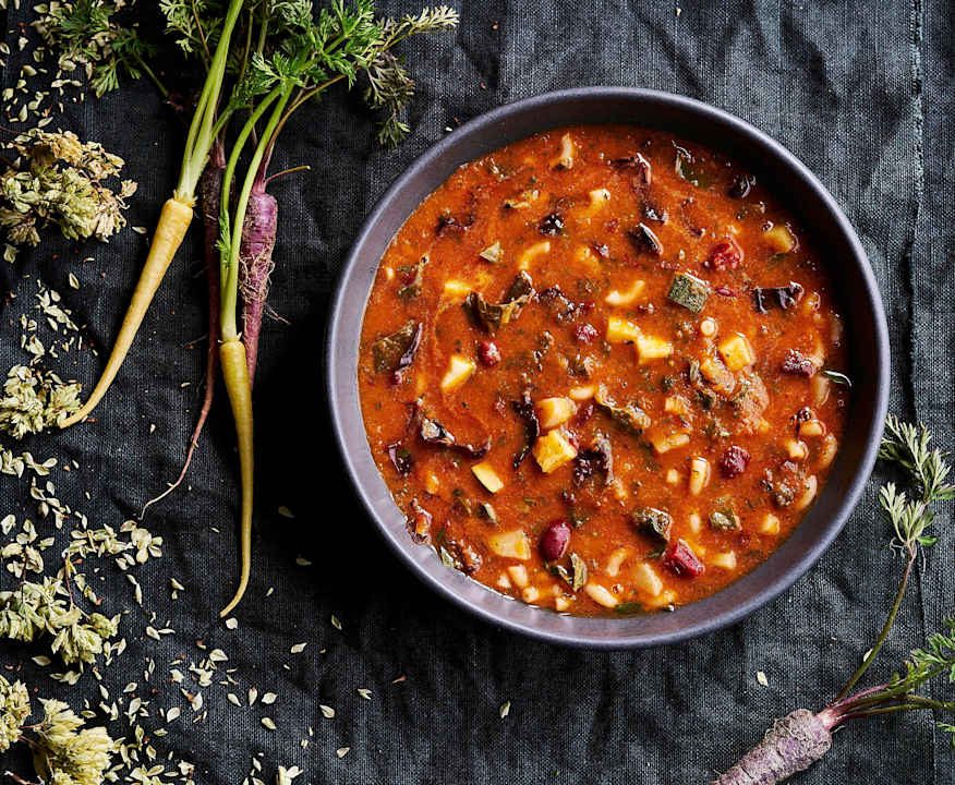 Zuppa di pomodori, fagioli e bietole